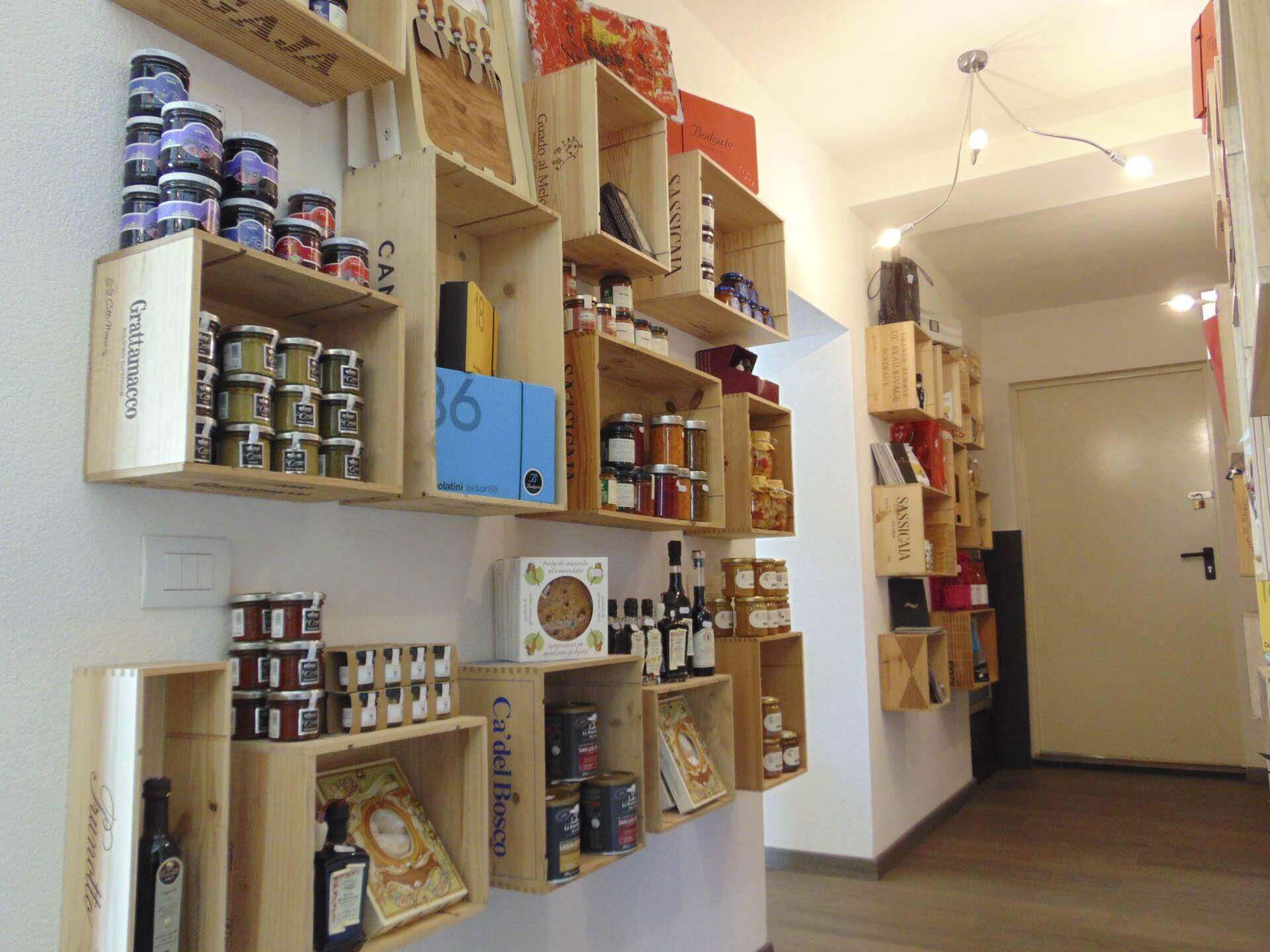 Scaffali con vini selezionati a Livigno