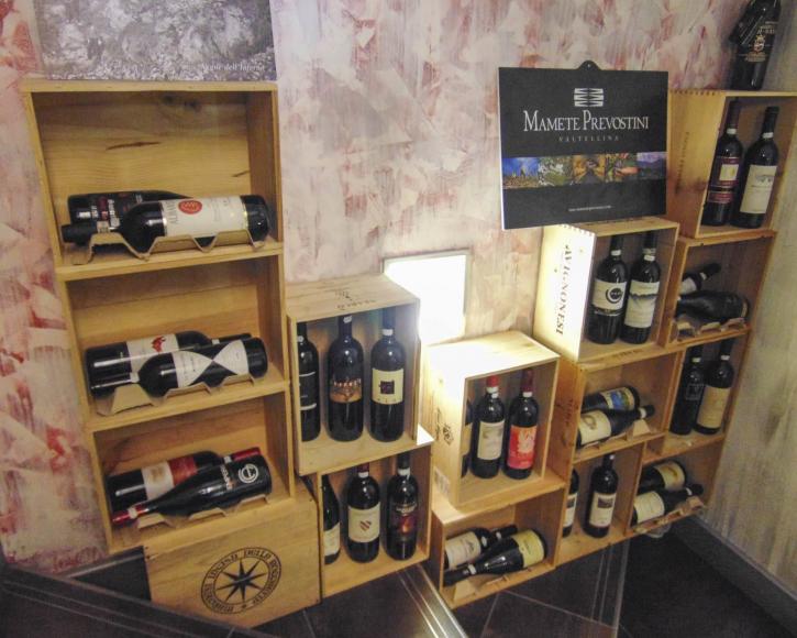 Esposizione cassette legno contenenti vini - Livigno