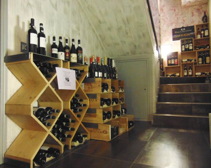 Prospettiva vini esposti - cantina Vino e Co